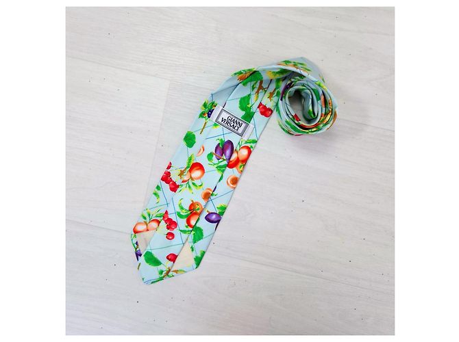 Gravata vintage Gianni Versace com padrão de frutas, gravata de seda vintage dos anos 1990 Multicor - vista 3