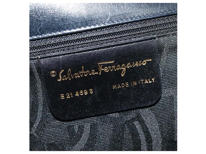 Borsa a Spalla Gancini in Pelle Nera e Oro Salvatore Ferragamo Auth 135489 Nero D'oro - vista 12