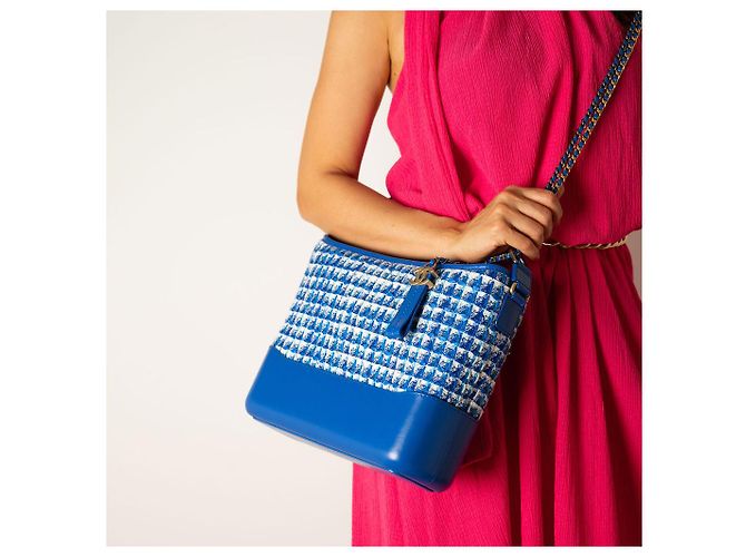 Chanel Bolsa de ombro Gabrielle média em couro de cordeiro matelassé tweed azul - vista 4