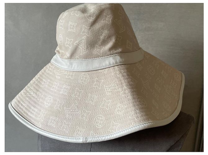 Cappello Louis Vuitton Maxi Monogramma LV Beige - vista 2