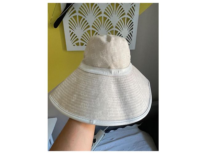 Cappello Louis Vuitton Maxi Monogramma LV Beige - vista 3