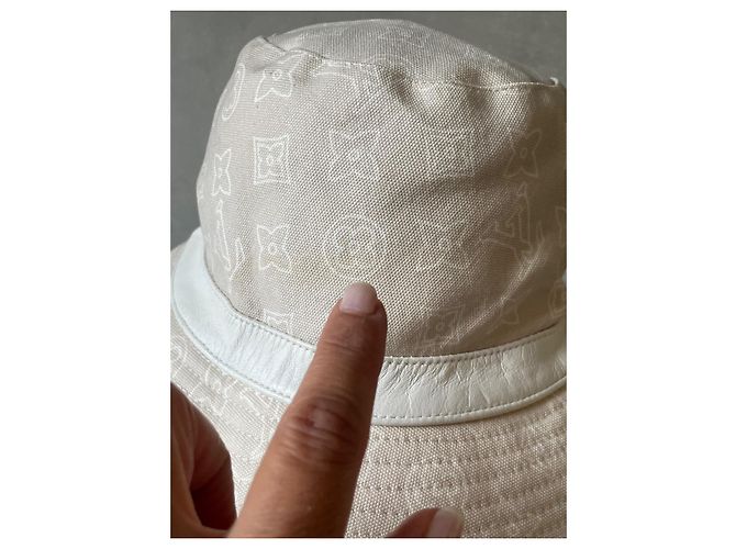 Cappello Louis Vuitton Maxi Monogramma LV Beige - vista 6