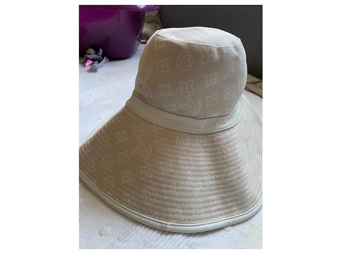 Cappello Louis Vuitton Maxi Monogramma LV Beige - vista 8