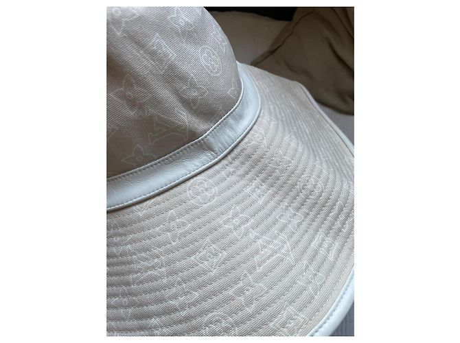 Cappello Louis Vuitton Maxi Monogramma LV Beige - vista 9