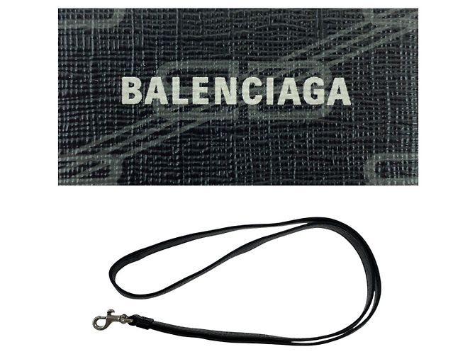 Étui AirPods Monogram BB de Balenciaga - vue 4