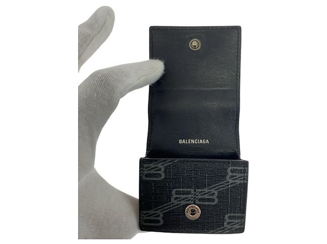 Étui AirPods Monogram BB de Balenciaga - vue 8