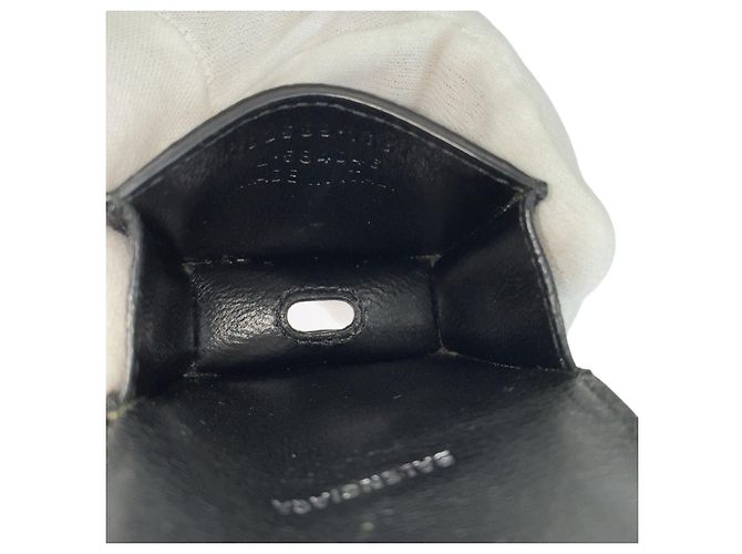 Étui AirPods Monogram BB de Balenciaga - vue 9