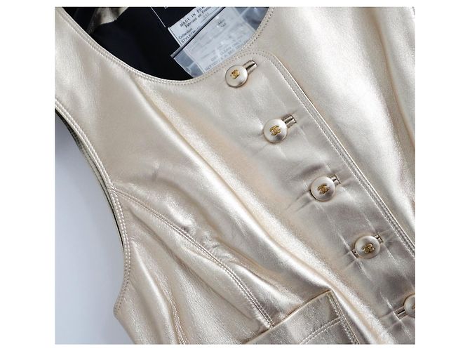 Chaleco de cuero dorado con botón CC de Chanel Otoño 1994 - vista 4