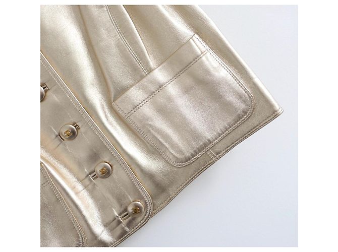 Chaleco de cuero dorado con botón CC de Chanel Otoño 1994 - vista 5