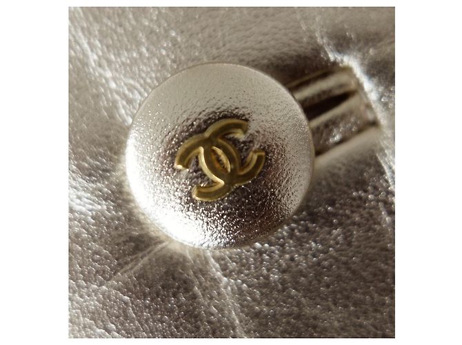 Chaleco de cuero dorado con botón CC de Chanel Otoño 1994 - vista 7