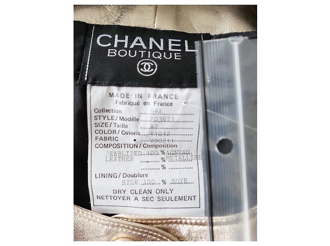 Chaleco de cuero dorado con botón CC de Chanel Otoño 1994 - vista 9