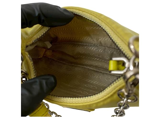 Mini bolsa de nylon com logo triangular Prada Amarelo - vista 9