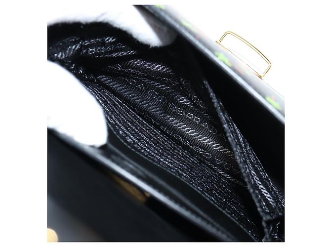 Prada Borsa a Spalla in Pelle Nera e Oro Auth 134572V Nero D'oro - vista 23