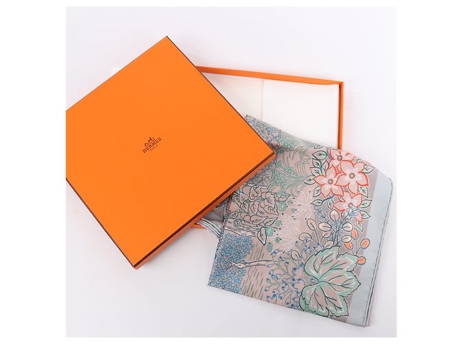 Garden Bufanda Hermès Carré 90 "Mille Feuilles de Soie" 100% Seda en Gris - vista 17