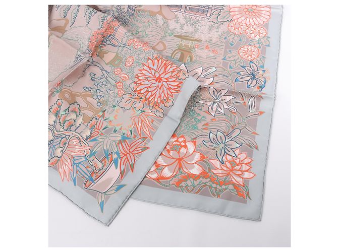 Garden Bufanda Hermès Carré 90 "Mille Feuilles de Soie" 100% Seda en Gris - vista 2