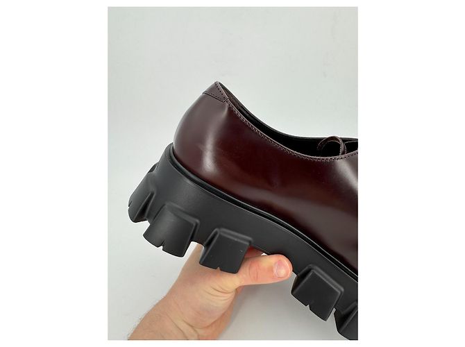 Sapatos com cadarço Prada Monolith em couro marrom - vista 16