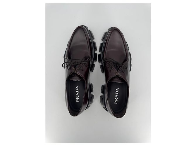 Sapatos com cadarço Prada Monolith em couro marrom - vista 17