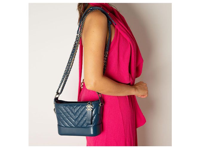 Chanel Borsa a spalla in pelle di agnello chevron Gabrielle piccola blu - vista 2