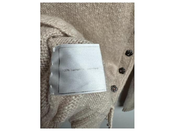 Chanel Ivory Cashmere Rollkragenpullover mit Camellia-Button Beige - Ansicht 10