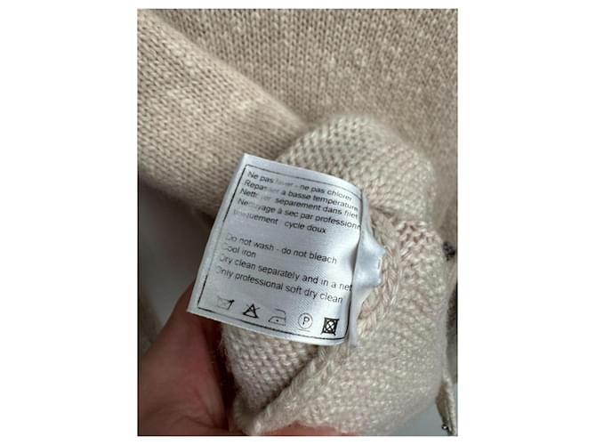 Chanel Ivory Cashmere Rollkragenpullover mit Camellia-Button Beige - Ansicht 11