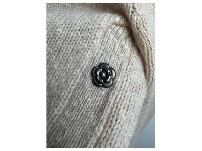 Chanel Ivory Cashmere Rollkragenpullover mit Camellia-Button Beige - Ansicht 12