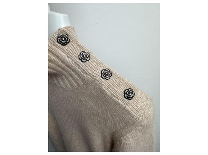Chanel Ivory Cashmere Rollkragenpullover mit Camellia-Button Beige - Ansicht 13