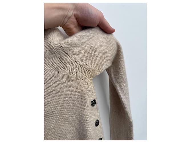 Chanel Ivory Cashmere Rollkragenpullover mit Camellia-Button Beige - Ansicht 16