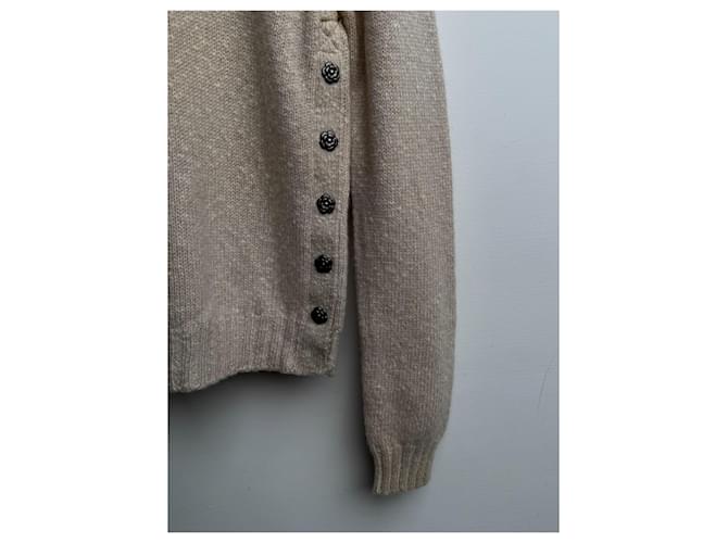 Chanel Ivory Cashmere Rollkragenpullover mit Camellia-Button Beige - Ansicht 2