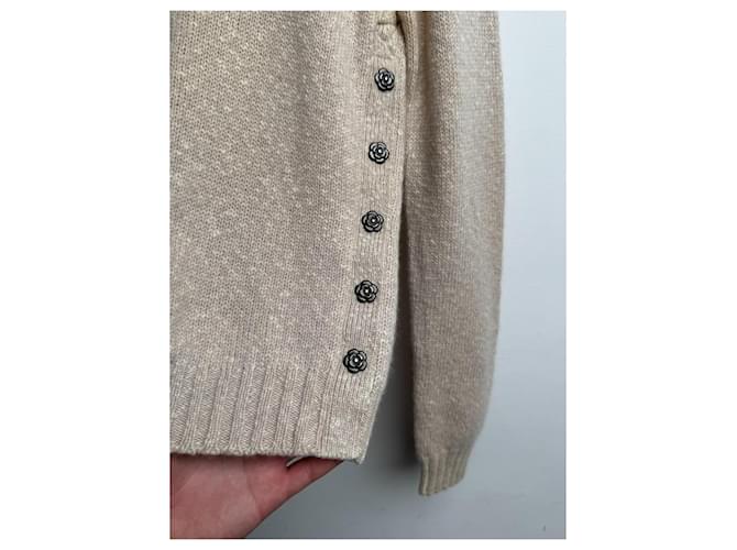 Chanel Ivory Cashmere Rollkragenpullover mit Camellia-Button Beige - Ansicht 3