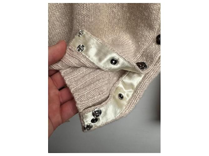 Chanel Ivory Cashmere Rollkragenpullover mit Camellia-Button Beige - Ansicht 4