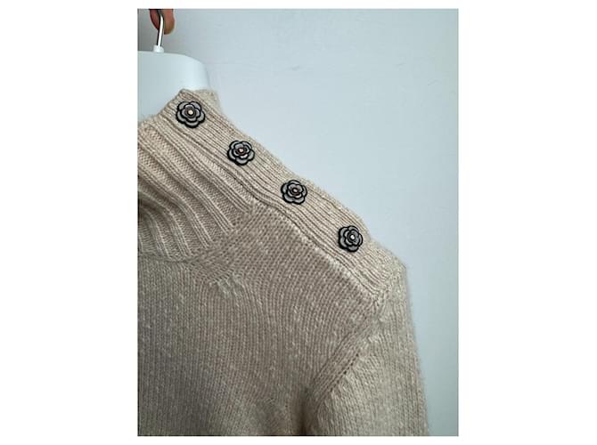 Chanel Ivory Cashmere Rollkragenpullover mit Camellia-Button Beige - Ansicht 5