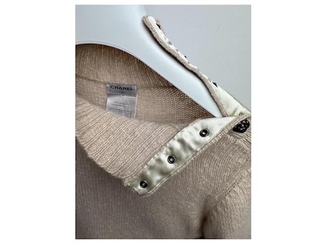 Chanel Ivory Cashmere Rollkragenpullover mit Camellia-Button Beige - Ansicht 7