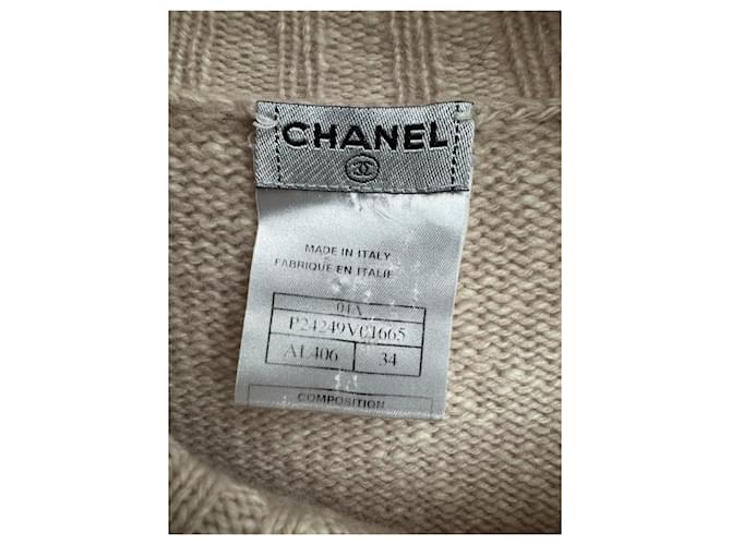 Chanel Ivory Cashmere Rollkragenpullover mit Camellia-Button Beige - Ansicht 8