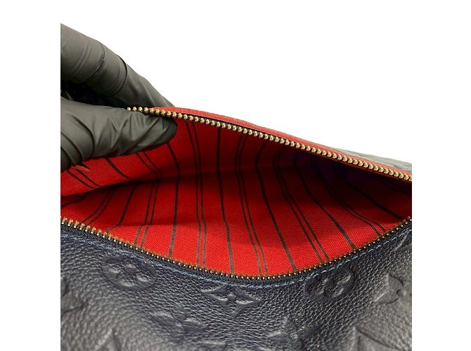 Borsa a Spalla Pochette Metis MM in Pelle Monogram Empreinte Louis Vuitton Rosso Blu navy - vista 10