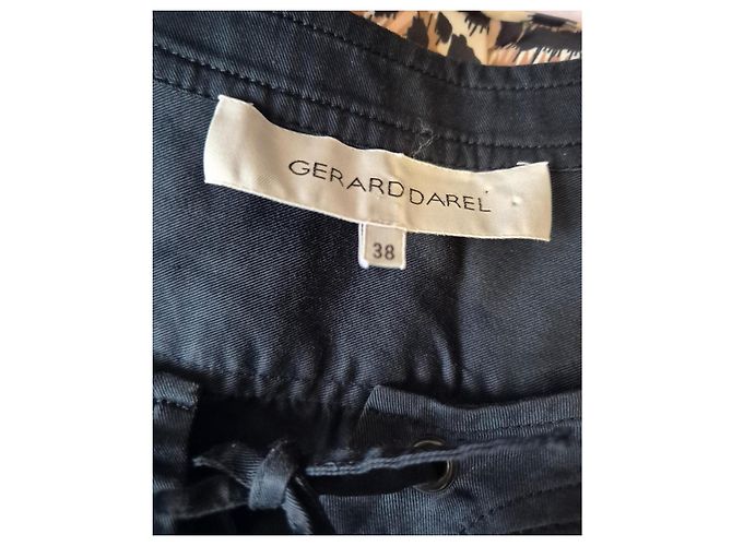 Gerard Darel Schwarzes, tailliertes Kleid mit 3/4- oder kurzen Ärmeln Gérard Darel Oberteil mit Kordel Größe 38 - Ansicht 6