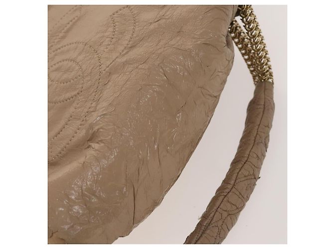 Bolsa de Ombro CHANEL em Couro Vinilado Bege Dourado CC Auth 133615 - vista 6
