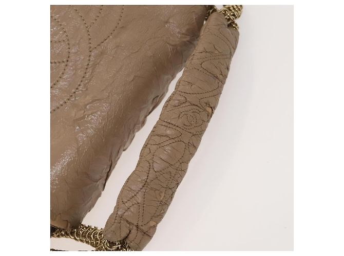 Bolsa de Ombro CHANEL em Couro Vinilado Bege Dourado CC Auth 133615 - vista 7