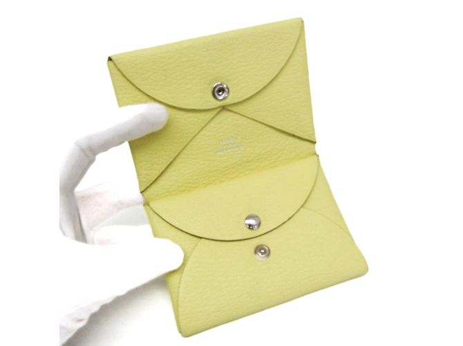 Hermès Tarjetero Calvi Duo de cuero Epsom Hermes Amarillo - vista 4