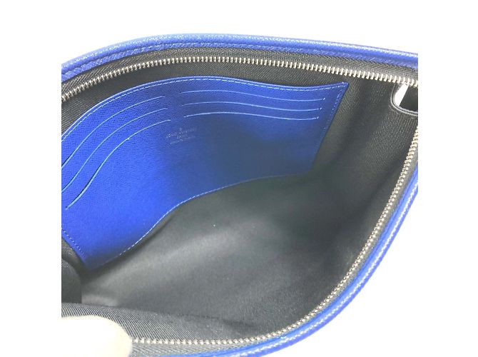 Pochette Voyage MM Taiga di Louis Vuitton Blu - vista 12