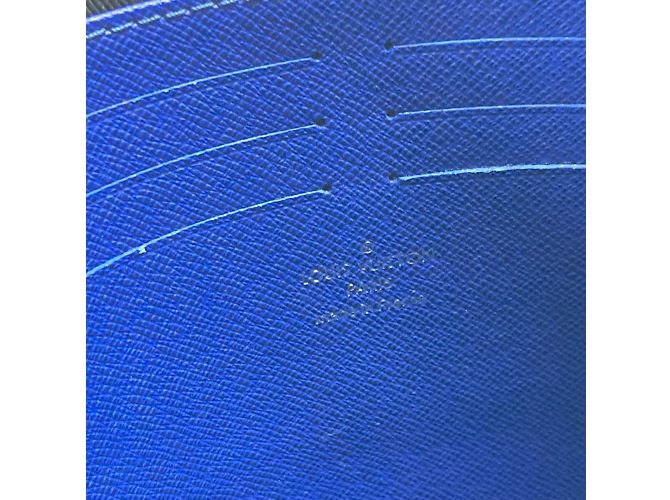 Pochette Voyage MM Taiga di Louis Vuitton Blu - vista 13