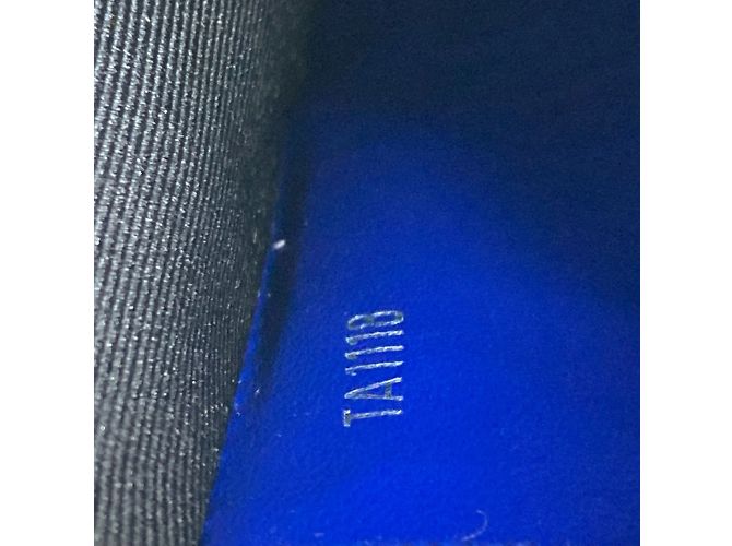 Pochette Voyage MM Taiga di Louis Vuitton Blu - vista 16