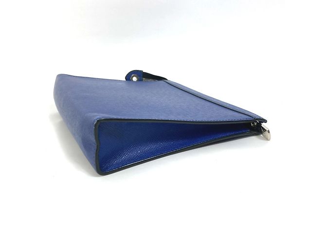 Pochette Voyage MM Taiga di Louis Vuitton Blu - vista 4