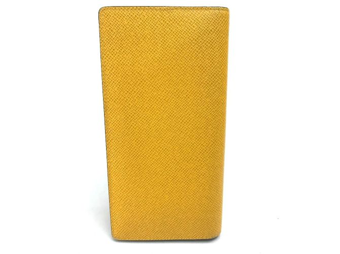 Portafoglio Lungo Brazza in Taiga Louis Vuitton Giallo - vista 2