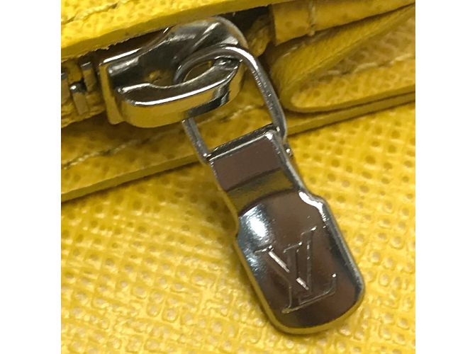 Portafoglio Lungo Brazza in Taiga Louis Vuitton Giallo - vista 8