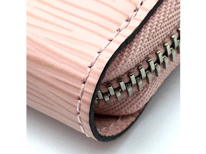 Cartera Zippy Epi Louis Vuitton en Rosa Ballerina - vista 4