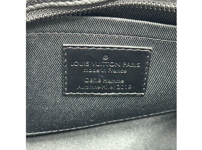 Borsa a Spalla Mini Soft Trunk Taiga Louis Vuitton Nero - vista 10