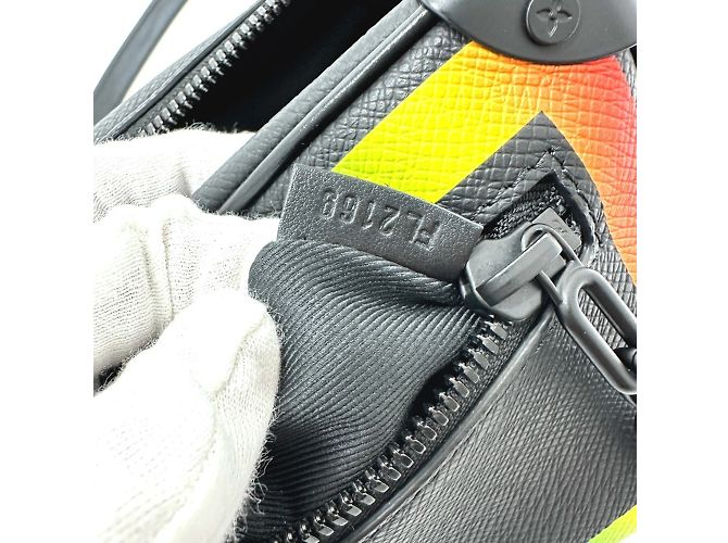 Borsa a Spalla Mini Soft Trunk Taiga Louis Vuitton Nero - vista 12