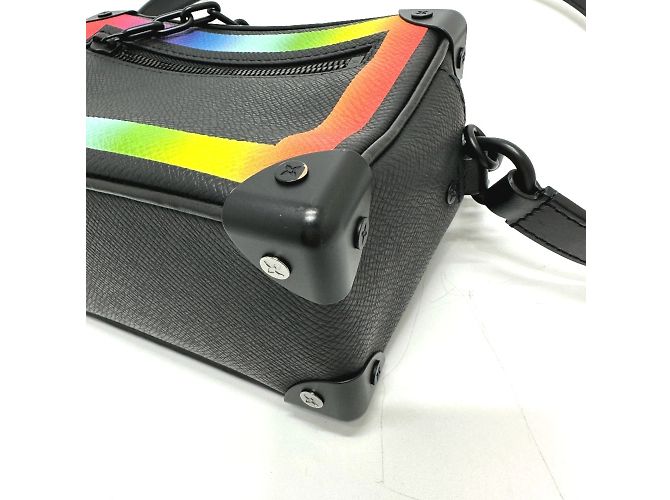 Borsa a Spalla Mini Soft Trunk Taiga Louis Vuitton Nero - vista 4