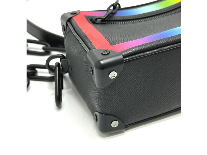 Borsa a Spalla Mini Soft Trunk Taiga Louis Vuitton Nero - vista 5