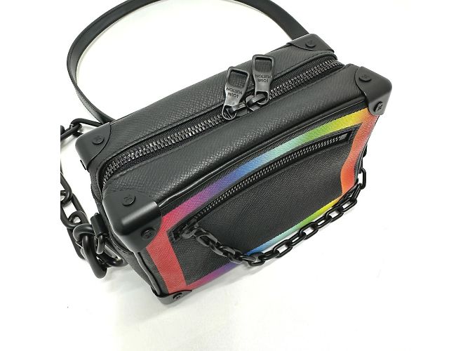 Borsa a Spalla Mini Soft Trunk Taiga Louis Vuitton Nero - vista 6